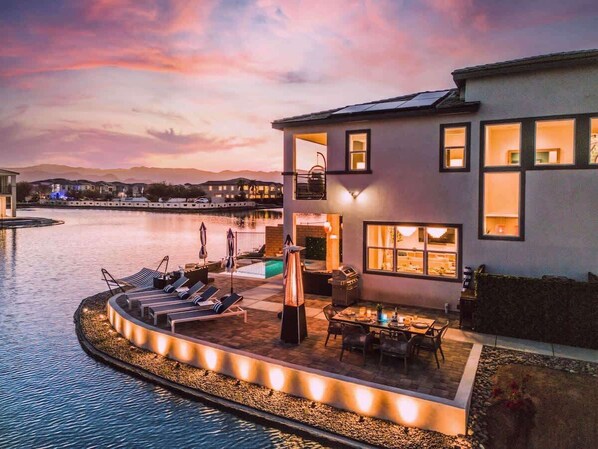 Outdoor dining - WOW lake house! Infinity pool/spa!<br>Villa Paradiso (Indio)
