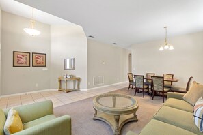 Villa, 4 chambres | Coin séjour | TV connectée