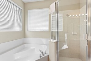 Villa, 4 Bedrooms | Bathroom | Towels, shampoo