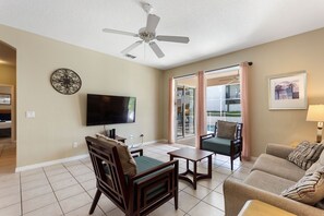 Villa, 4 chambres | Coin séjour | TV connectée