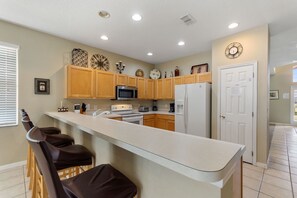 Villa, 4 chambres | Cuisine privée | Réfrigérateur, four, cafetière/bouilloire, grille-pain