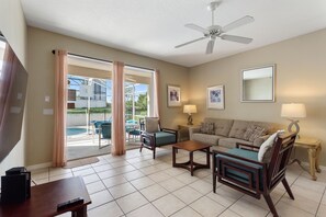 Villa, 4 habitaciones | Zona de estar | Una Smart TV
