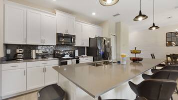 Townhome, 4 Bedrooms | Private kitchen | Fridge, oven, coffee/tea maker, toaster
