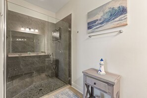 Villa, 6 habitaciones | Baño | Toallas y shampoo 
