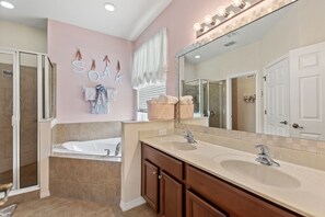 Villa, 5 Bedrooms | Bathroom | Towels, shampoo