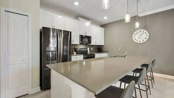 Townhome, 4 Bedrooms | Private kitchen | Fridge, oven, coffee/tea maker, toaster