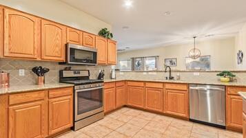 House, 3 Bedrooms | Private kitchen | Fridge, oven, coffee/tea maker, toaster