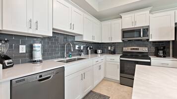 Condo, 2 Bedrooms | Dapur peribadi | Peti sejuk, ketuhar, pembancuh kopi/teh, pembakar roti