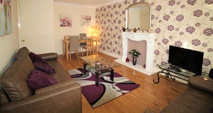 Large Balcony Apartment - Town & Races -2 Dbl Beds