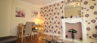 Large Balcony Apartment - Town & Races -2 Dbl Beds