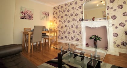 Large Balcony Apartment - Town & Races -2 Dbl Beds