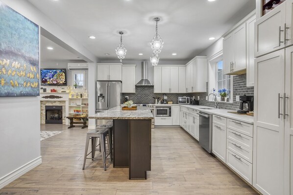 Fridge, microwave, oven, stovetop - Newly Built 5bed home 5 min from DT Portland in Laurelhurst Neighborhood (Portland)