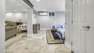 5 habitaciones, escritorio y tabla de planchar con plancha