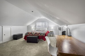5 habitaciones, escritorio y tabla de planchar con plancha