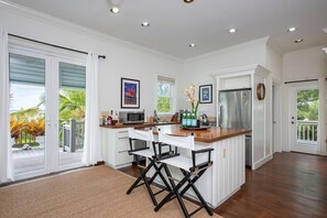 Stuga - 2 sovrum | Eget kök | KylskÄp, ugn, kaffe- och tebryggare och brödrost