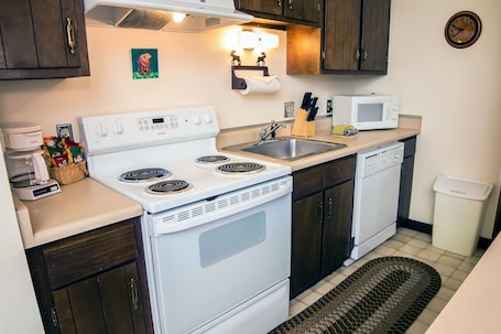 Condo, 1 Bedroom | Private kitchen