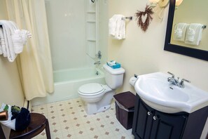 Condo, 1 Bedroom | Bathroom | Towels
