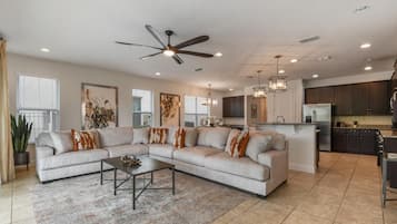 Villa, 6 habitaciones | Zona de estar | Una Smart TV