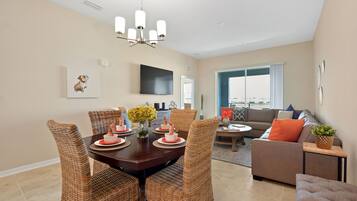 Condo, 2 Bedrooms | Dining