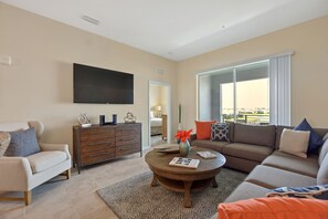 Condo, 2 chambres | Aire de séjour | Téléviseur connecté