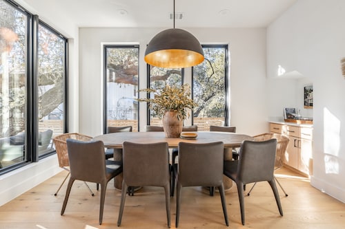 6BDR Luxe Pool Retreat • City Views, Ping Pong, Foosball, Guest House | Henley