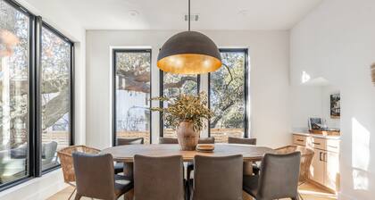 6BDR Luxe Pool Retreat âą City Views, Ping Pong, Foosball, Guest House | Henley