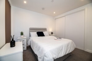 Apartment, 2 Queen-Betten | 2 Schlafzimmer, Bügeleisen/Bügelbrett, kostenloses WLAN, Bettwäsche