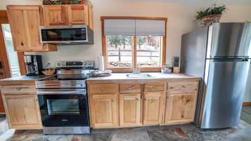 Cabin, 1 Bedroom | Private kitchen | Fridge, oven, coffee/tea maker, toaster