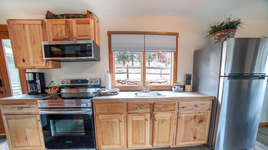 Rocky Mountain Retreat 1B - 1 bedroom attached cabin with personal hot tub 1 Cabin