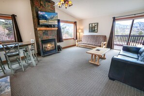 Living area - Rocky Mountain Retreat 1B - 1 bedroom attached cabin with personal hot tub 1 Cabin (Estes Park)