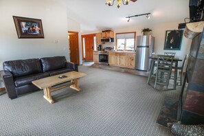 Living area - Rocky Mountain Retreat 1B - 1 bedroom attached cabin with personal hot tub 1 Cabin (Estes Park)
