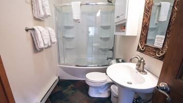 Cabin, 1 phòng ngủ | Phòng tắm | Khăn tắm