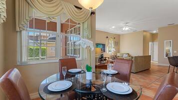 Villa, 6 Bedrooms | Dining