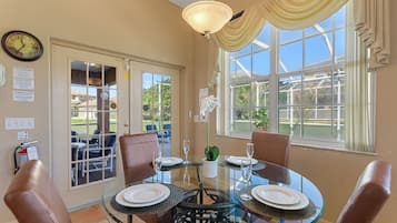 Villa, 6 Bedrooms | Tempat makan