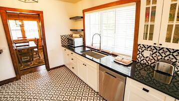 Cabin, 3 Bedrooms | Private kitchen