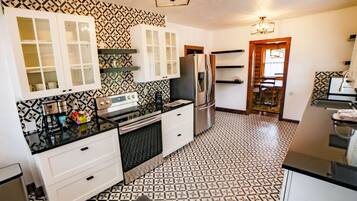 Cabin, 3 Bedrooms | Private kitchen