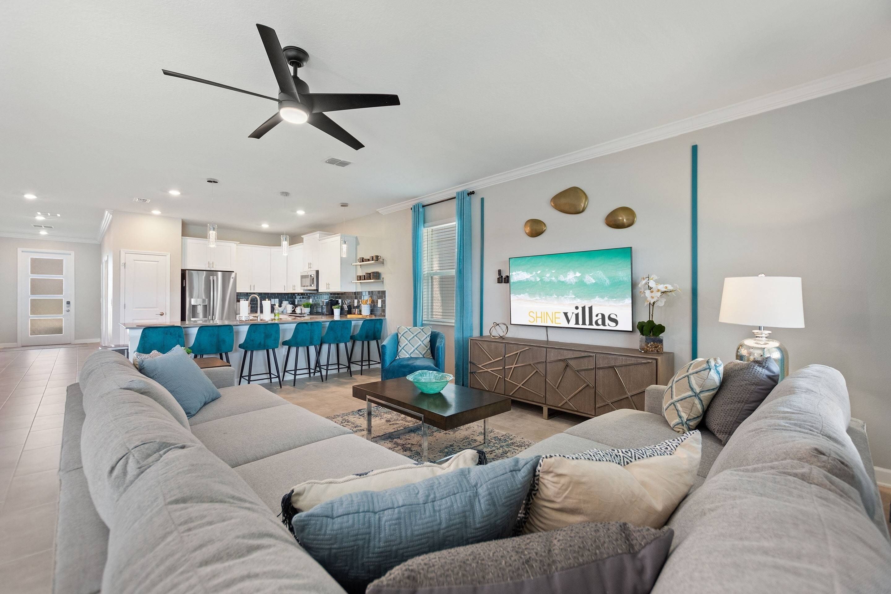 Vila, vários quartos | Área de estar | Smart TV