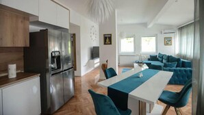 Fridge, microwave, oven, stovetop - Beautiful and Cosy Apartment in Sarajevo, Bosnia (Sarajevo)