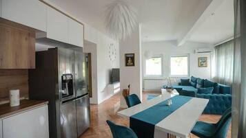Kühlschrank, Mikrowelle, Ofen, Herdplatte