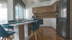 Fridge, microwave, oven, stovetop - Beautiful and Cosy Apartment in Sarajevo, Bosnia (Sarajevo)