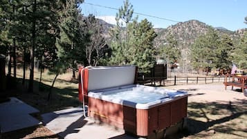 Cabin, 3 Bedrooms | Private spa tub