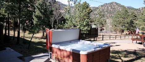 Cabin, 3 Bedrooms | Private spa tub