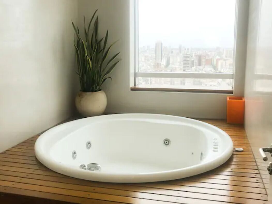 Ducha, secador de pelo, bidé y toallas