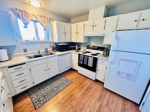 Réfrigérateur, four à micro-ondes, un four, surface de cuisson