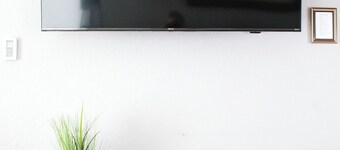 🐻✈️ Flying Bear “A”- 3-bedroom 1.5 bath Comfortable Home ✈️🐻