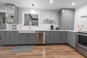 ميكروويف، فرن، موقد طهي مسطح، غسالة أطباق