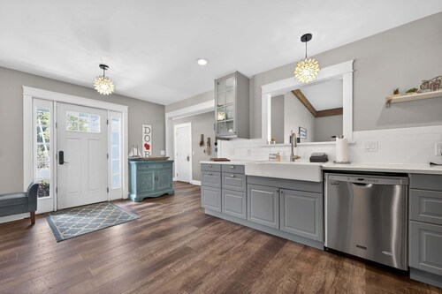 Retro home in downtown sister bay-Sleeps 6!