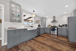 Microwave, oven, stovetop, dishwasher - Retro home in downtown sister bay-Sleeps 6! (Sister Bay)
