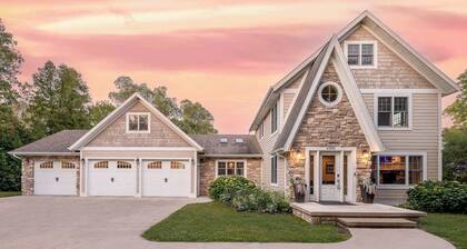 Stunning home in Downtown Sister Bay-Sleeps 12