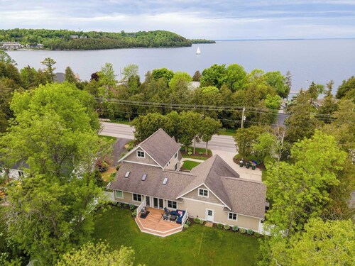 Stunning home in Downtown Sister Bay-Sleeps 12